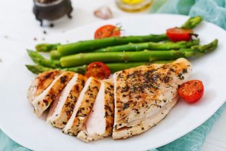 Φιλέτο κοτόπουλου με λαχανικά για απόλαυση με λίγες θερμίδες