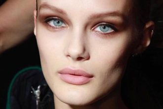 Η νέα high fashion τάση θέλει τις γυναίκες να καταφεύγουν σε μία τολμηρή αλλαγή στα φρύδια τους