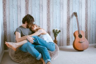 4 τρόποι για να τον τρελάνεις, χωρίς καν να βγάλεις τα ρούχα σου