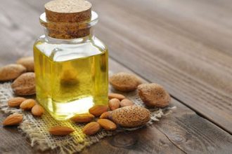 Αμυγδαλέλαιο: 3 πολύτιμες χρήσεις του για το μακιγιάζ, τα μαλλιά και τα νύχια σου