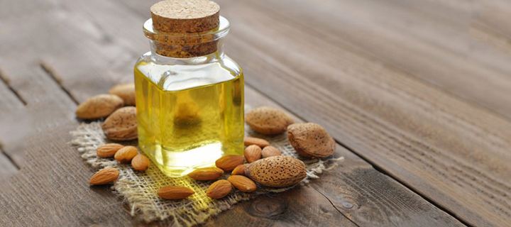 Αμυγδαλέλαιο: 3 πολύτιμες χρήσεις του για το μακιγιάζ, τα μαλλιά και τα νύχια σου