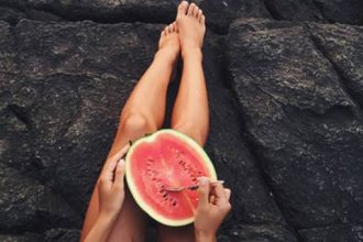 To trick για να αφαιρέσεις τον λεκέ από κόκκινα φρούτα στα ρούχα σου