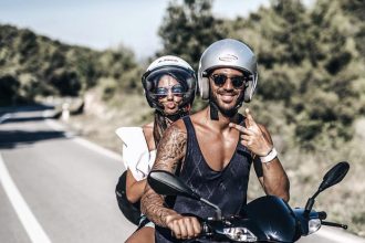 Είσαι φουλ ερωτευμένη μαζί του; Πώς να του στείλεις sms και να μη σε περάσει για απελπισμένη