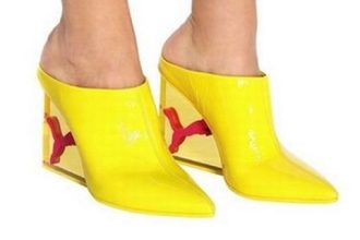 Τα κίτρινα sportive mules απο τη νέα συλλογή της Rihanna που θα λατρέψεις!