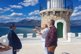 Πελετίδης και Πετρόπουλος στην περιοχή του ιστορικού Φάρου στο Δρέπανο