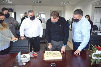 Ο Ν. Φαρμάκης έκοψε την πρωτοχρονιάτικη πίτα της Περιφέρειας - ΦΩΤΟ