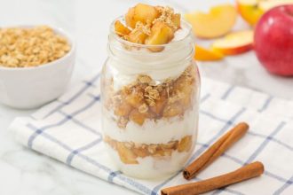 Ώρα να κακομάθεις τον εαυτό σου με ένα apple pie parfait!