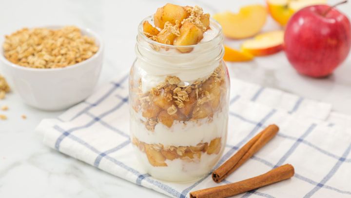 Ώρα να κακομάθεις τον εαυτό σου με ένα apple pie parfait!