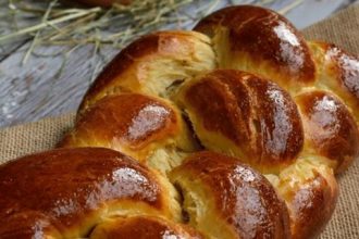 Τσουρέκια με άρωμα πορτοκάλι και μαστίχα