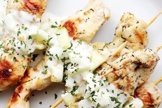 Σουβλάκια κοτόπουλου με σως γιαουρτιού