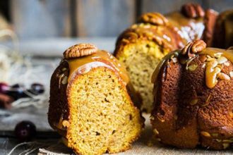 Κέικ με καφέ και επικάλυψη καραμέλας