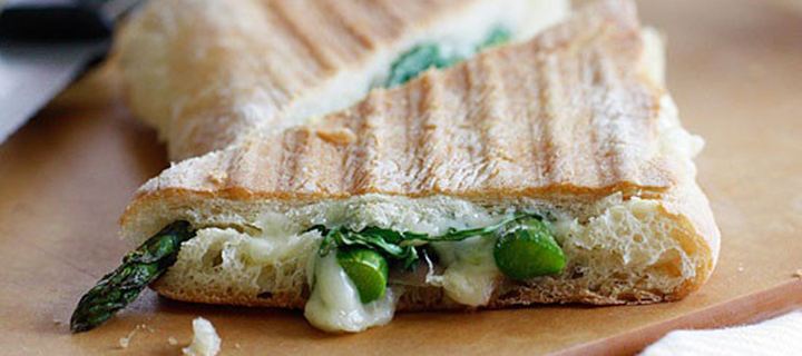 Πανίνι με σπαράγγια και προσούτο