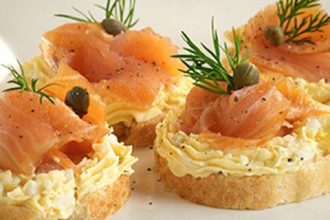 Καναπεδάκια με καπνιστό σολομό