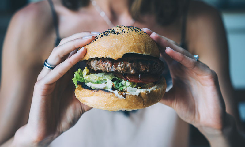 Ανθυγιεινή διατροφή στην εφηβεία: Πώς συνδέεται με την κατανάλωση αλκοόλ