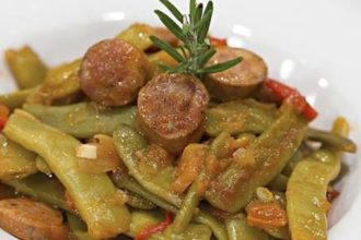 Φασολάκια µε λουκάνικο