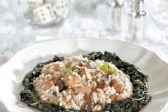 Ριζότο με κάστανα και μανιτάρια σε στρώση από σοταρισμένο σπανάκι