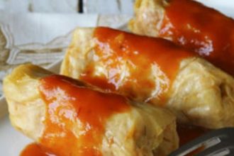 Λαχανοντολμάδες με σάλτσα ντομάτας