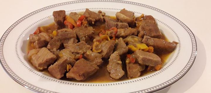 Χοιρινό με τρίχρωμες πιπεριές και σάλτσα σόγιας