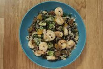 Σαλάτα με φακές beluga, γαρίδες, πορτοκάλι και ντακάκια με κριθάρι ολικής άλεσης