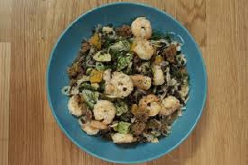 Σαλάτα με φακές beluga, γαρίδες, πορτοκάλι και ντακάκια με κριθάρι ολικής άλεσης