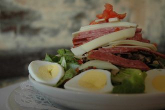 Πράσινη σαλάτα με τυριά και αλλαντικά