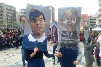 Πατρινό Καρναβάλι 2016: Ο Τσίπρας, ο Κυριάκος, ο "Πλουτοκράτης", η όμορφη Βασίλισσα και οι χιλιάδες καρναβαλιστές - ΔΕΙΤΕ ΦΩΤΟΓΡΑΦΙΕΣ και ΒΙΝΤΕΟ