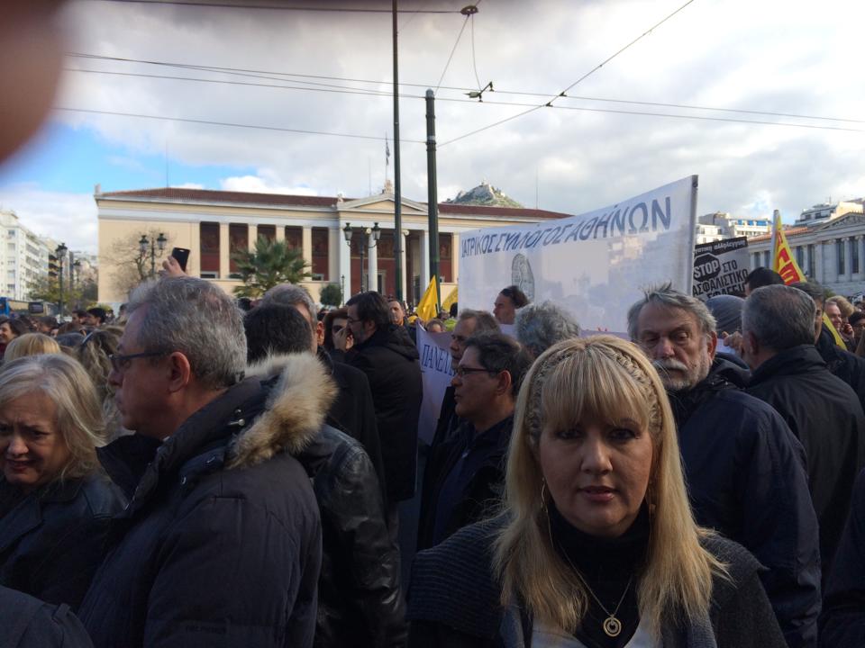Διαδηλώτρια στην Αθήνα