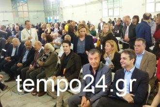 Χαμόγελα Θεοδωράκη - Μητσοτάκη στο Συνέδριο του Ποταμιού