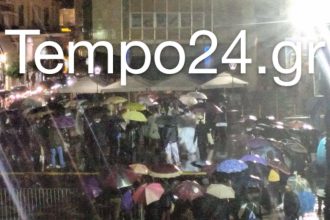 Υπό καταρρακτώδη βροχή συνόδευσαν την "Γιαννούλα την Κουλουρού" στην Πλατεία Γεωργίου - ΦΩΤΟΓΡΑΦΙΑ