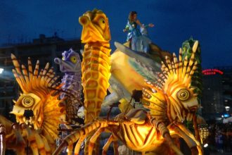 Πατρινό Καρναβάλι 2016: Χρώμα, κέφι, χαμόγελα και χορός από χιλιάδες καρναβαλιστές στη Νυχτερινή Ποδαράτη - ΔΕΙΤΕ ΦΩΤΟΓΡΑΦΙΕΣ & ΒΙΝΤΕΟ