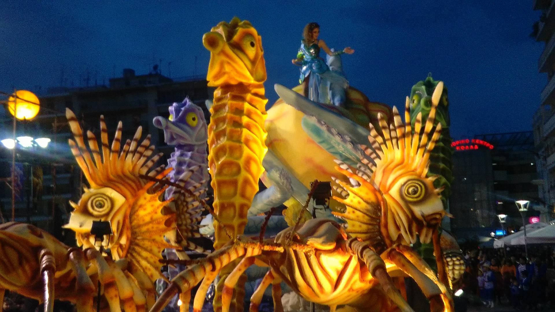 Πατρινό Καρναβάλι 2016: Χρώμα, κέφι, χαμόγελα και χορός από χιλιάδες καρναβαλιστές στη Νυχτερινή Ποδαράτη - ΔΕΙΤΕ ΦΩΤΟΓΡΑΦΙΕΣ & ΒΙΝΤΕΟ