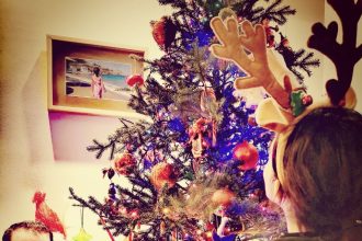 Ο Νεκτάριος Φαρμάκης στολίζει το χριστουγεννιάτικο δένδρο