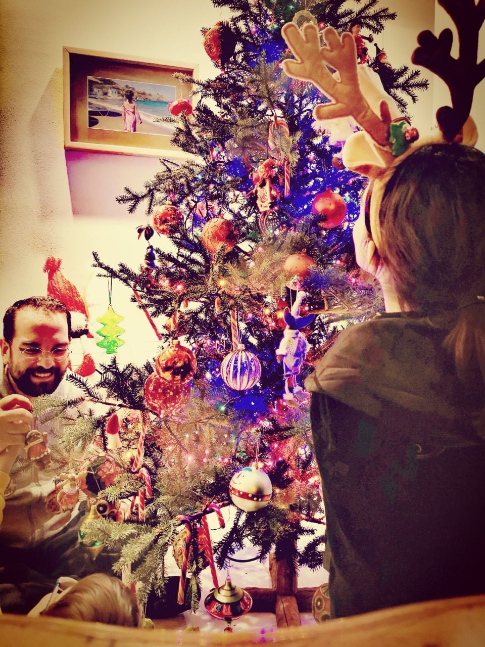 Ο Νεκτάριος Φαρμάκης στολίζει το χριστουγεννιάτικο δένδρο