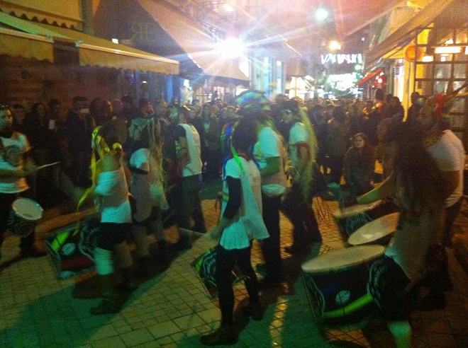 Οι Ινδιάνοι και τα τύμπανα που... ξεσήκωσαν απόψε την Πάτρα - ΔΕΙΤΕ ΦΩΤΟΓΡΑΦΙΕΣ