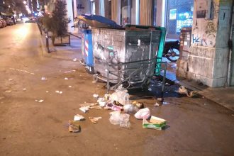 Σκουπίδια στο δρόμο...