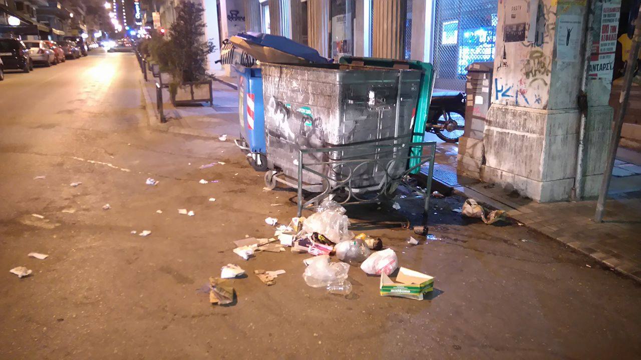 Σκουπίδια στο δρόμο...