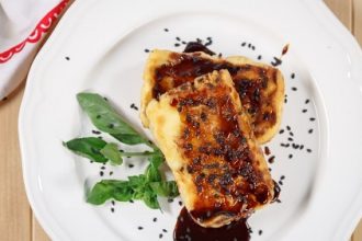 Κατσικίσιο άλμης σαγανάκι με κρέμα βαλσαμικού και μαυροσούσαμο