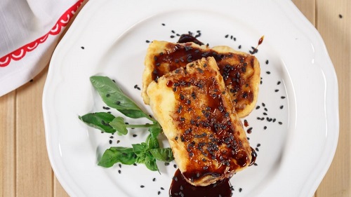 Κατσικίσιο άλμης σαγανάκι με κρέμα βαλσαμικού και μαυροσούσαμο