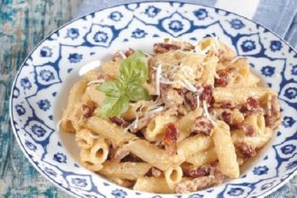 Καρμπονάρα με λιαστή ντομάτα