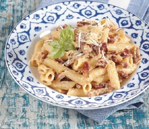 Καρμπονάρα με λιαστή ντομάτα