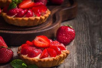 Φτιάξε δροσερή τάρτα με κρέμα και φράουλες του Έκτορα Μποτρίνι