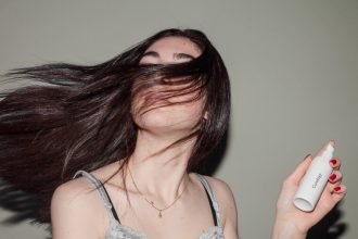 Έτσι θα χρησιμοποιήσεις το καστορέλαιο για να έχεις πάντα υγιή μαλλιά