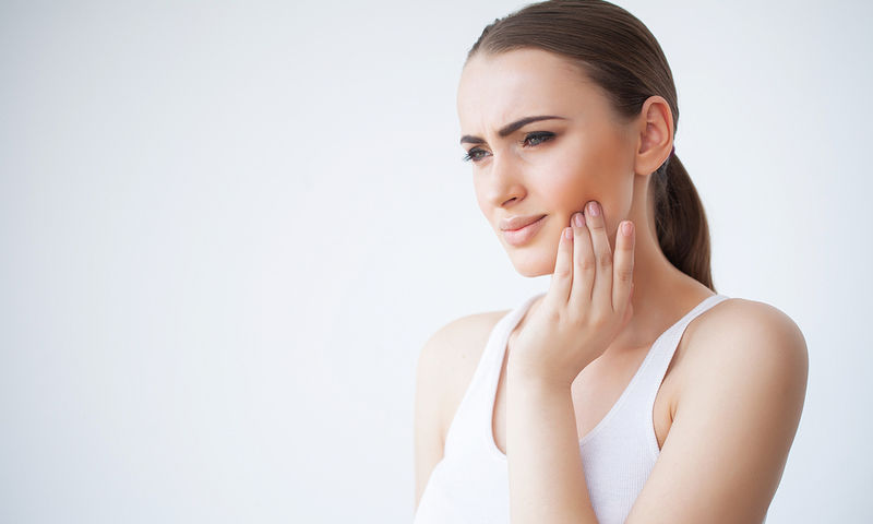 Πονόδοντος: Σπιτικά γιατροσόφια για προσωρινή ανακούφιση