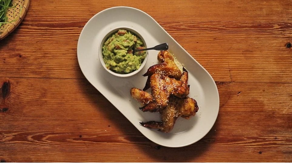 Φτερούγες κοτόπουλου στον φούρνο με γουακαμόλε