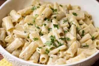 Ριγκατόνι με λευκή σάλτσα που λατρεύουν τα παιδιά