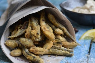 Γαύρος τηγανητός με ταραμοσαλάτα