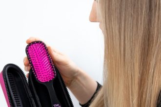 Πώς θα πλύνεις σωστά τις βούρτσες των μαλλιών σου;