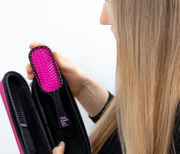 Πώς θα πλύνεις σωστά τις βούρτσες των μαλλιών σου;