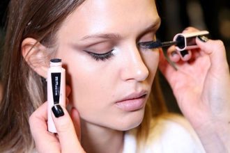 To trick για να δώσετε extra φως κάτω από τα μάτια