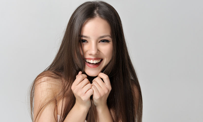 Λαμπερά μαλλιά: 5 tips για να το πετύχεις